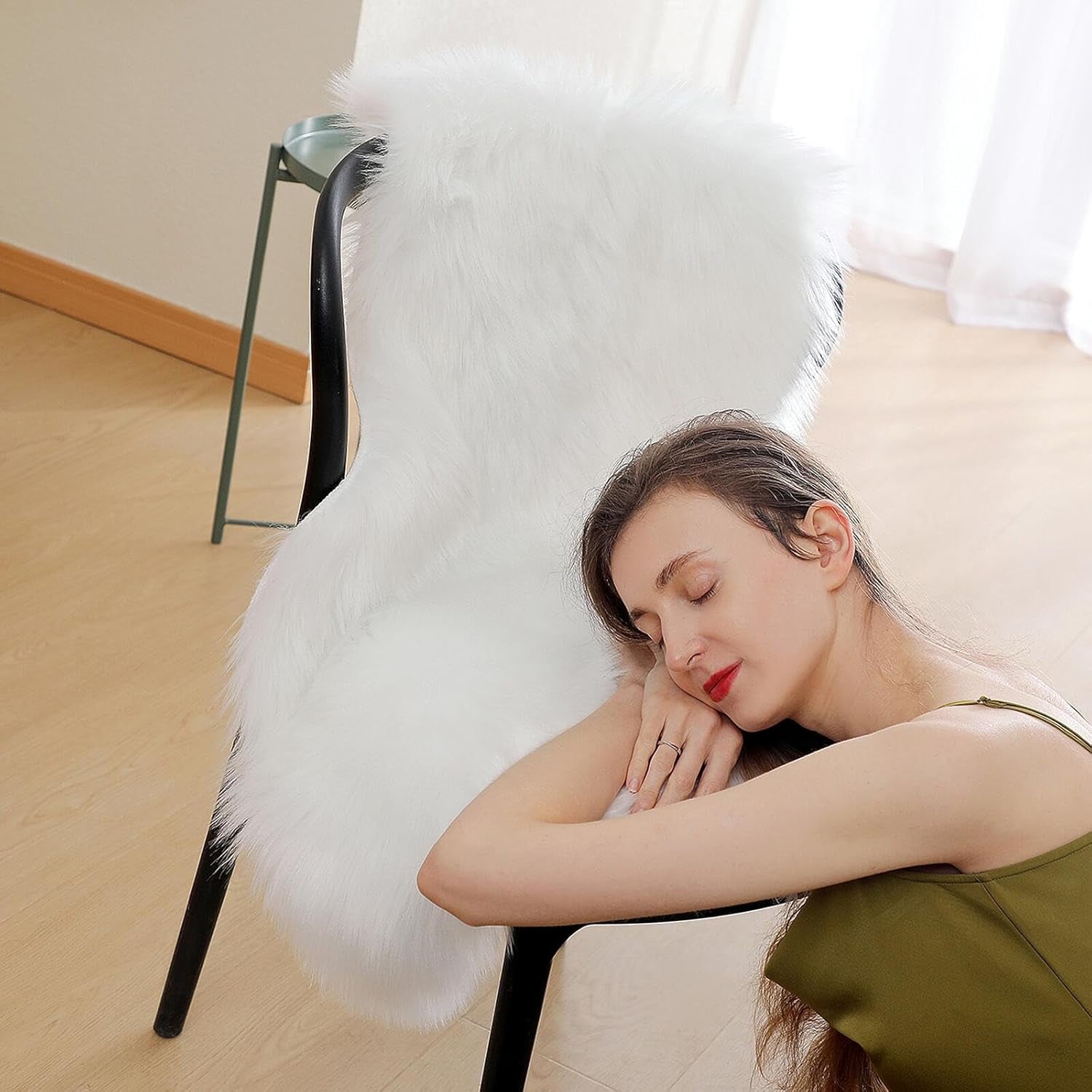 Faux Fur Rug Sheepskin Shag Fluffy Fuzzy White 2X3 Ft Small Rugs for Bedroom Bedside Bed Floor Living Room Plush High-Density Cushion Carpet Super Sofa Cover